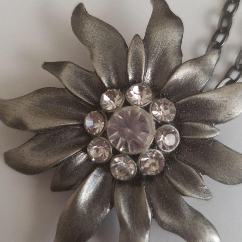 Long flower necklace - Picture 2 of 2